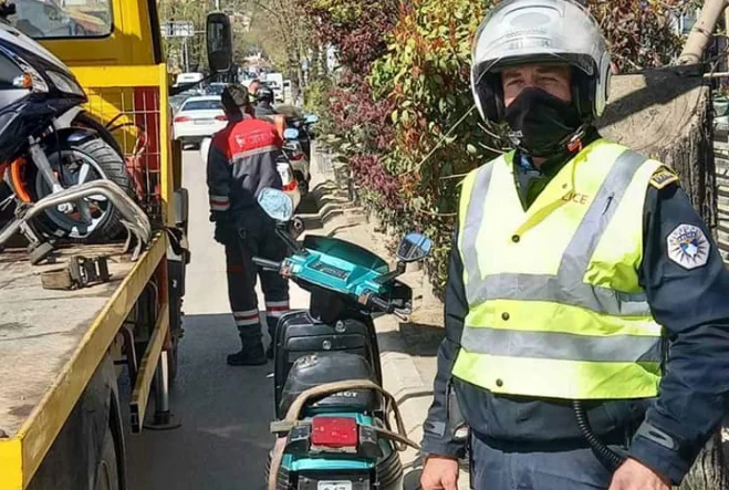 Policía de tráfico toma a nueve tiradores