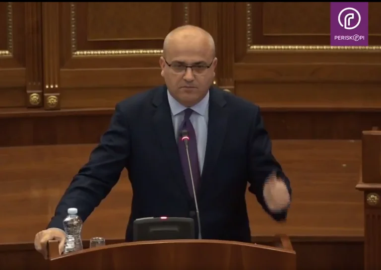 Vjosa MP Haxhi Avdyli begründet die Regierung für Impfstoffe. Nicht ein einfaches Gesicht.