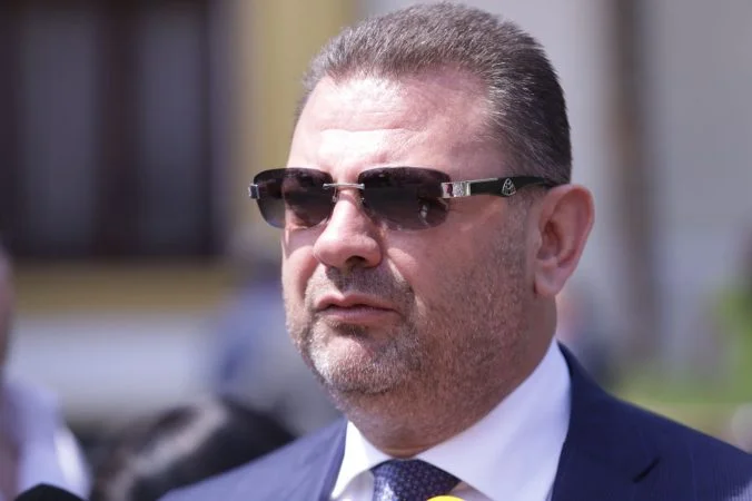 Tom Doshi dorëhiqet si kandidat për deputet
