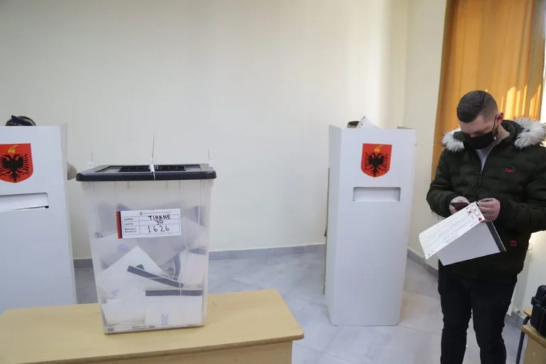 Résultats à ce jour dans le comté de Tirana: leadership SP, c'est combien de votes Vetevendosje a pris