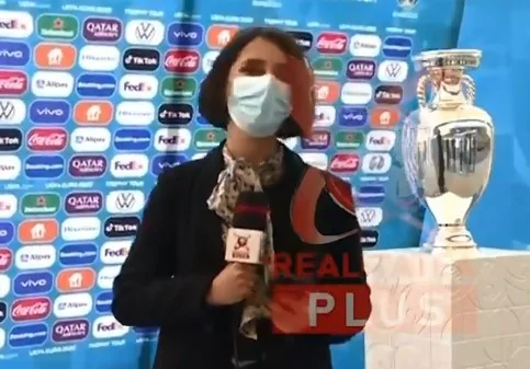 Le moment où le trophée Euro 2020 tombe et est endommagé lors de la transmission en direct