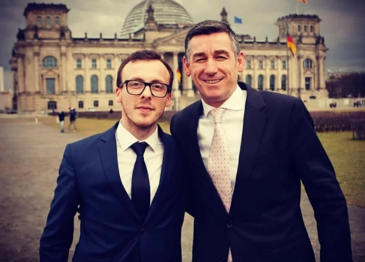 Après avoir parlé avec Wessel, Avni Bytyci quitte le poste de porte-parole de PDK