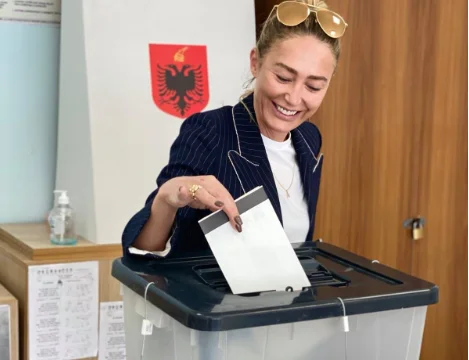 Même Anita Haradinaj vote aux élections en Albanie, a un message pour les citoyens