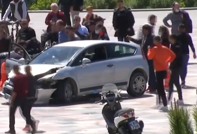 Il momento in cui il cittadino neutralizza la persona che ha guidato in Piazza Tirana