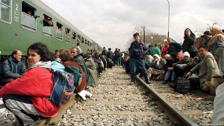 Televizioni francez shfaq pamje nga dëbimi i kosovarëve nga serbët në vitin 1999
