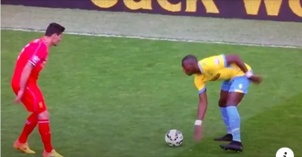 Yannick Bolasie a inventé l'un des mouvements les plus inutiles de l'histoire, contre Liverpool