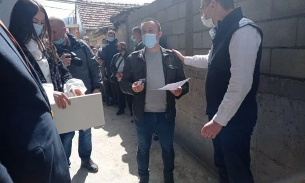 Petkovic matin dans le nord de Mitrovica, donne les clés à 12 résidences