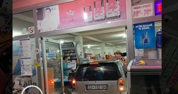 Decanas prend une voiture dans le marché des courses (Photo)