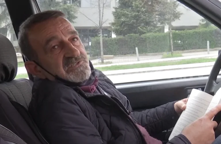 Meet the taxi driver who reads from five hours a day (Video)