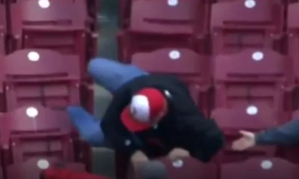 Mira lo que le pasó al hombre que trató de atrapar un béisbol.
