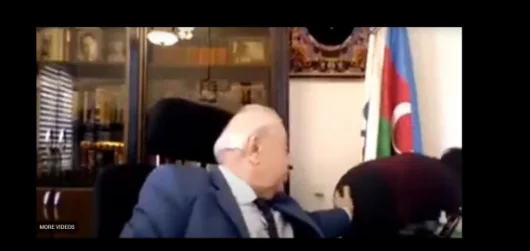The old scandalous politician: He rubs his assistant back at the online meeting