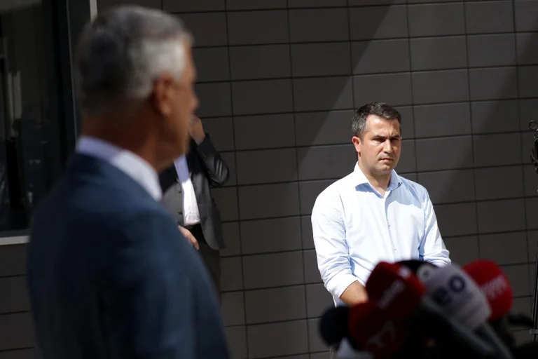 Këshilltari i Thaçit ironizon më këshilltarin e Hotit: Si me dorë, krejt shqetësimet m’i hoqe
