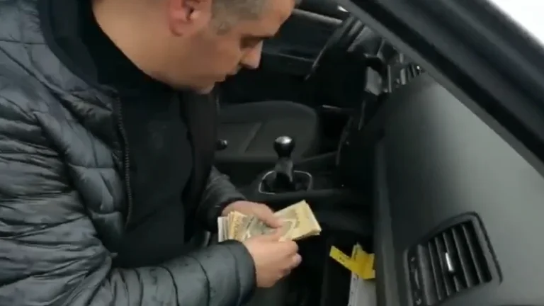 Albanie: Soupçonnés d'acheter des votes, le moment où l'argent est compté dans la voiture