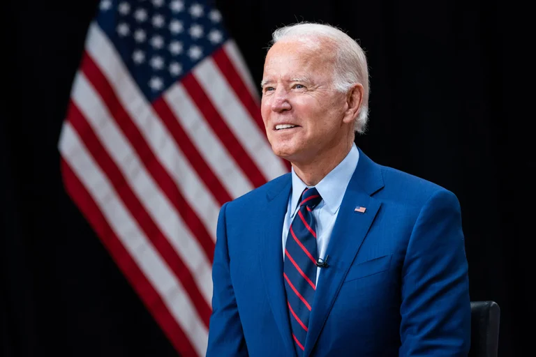 Biden pour les vaccins: Maintenant nous aidons d'autres pays!