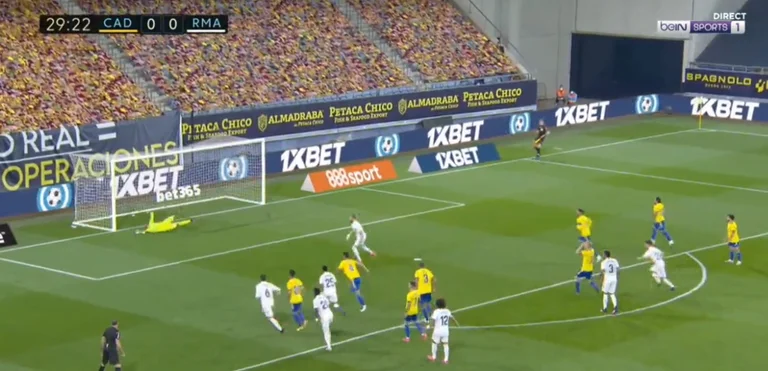 Real Madrid sacude Cádiz dos veces en cuatro minutos, marca y ayuda a la Sormula 1)