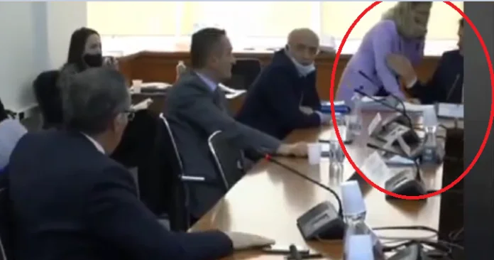 Amendi muja disculpa por su comportamiento hacia el funcionario administrativo