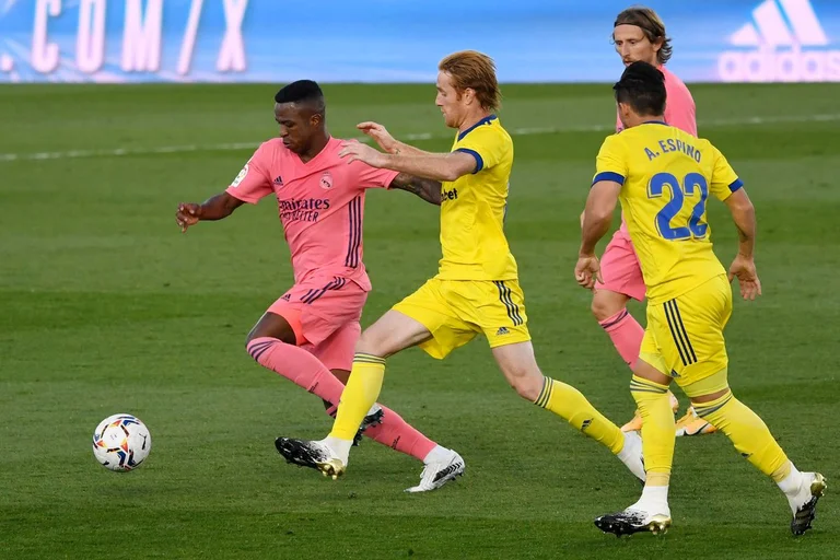 Cadix Real Madrid: Ce sont des formations officielles.