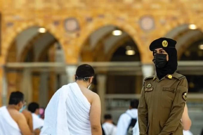 Por primera vez, una hembra se ocupa de la seguridad del templo