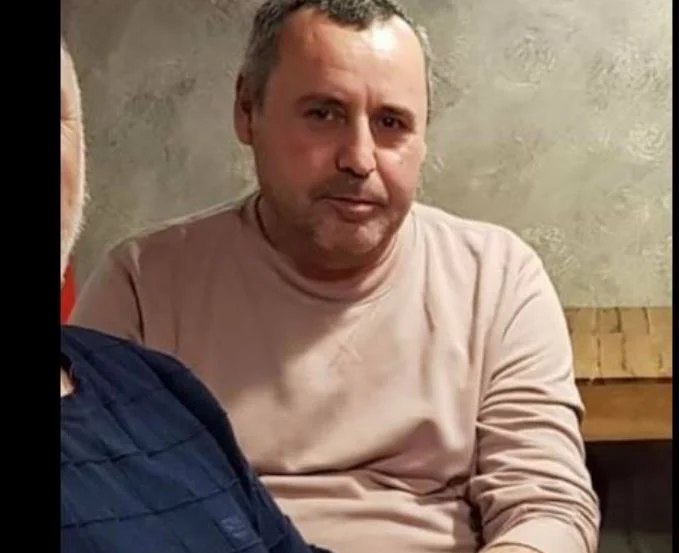 Perdu une personne, fille veut aider à le trouver