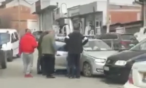 L'auto di polizia del Kosovo fa un incidente a Pristina: un ufficiale è l'ospedale