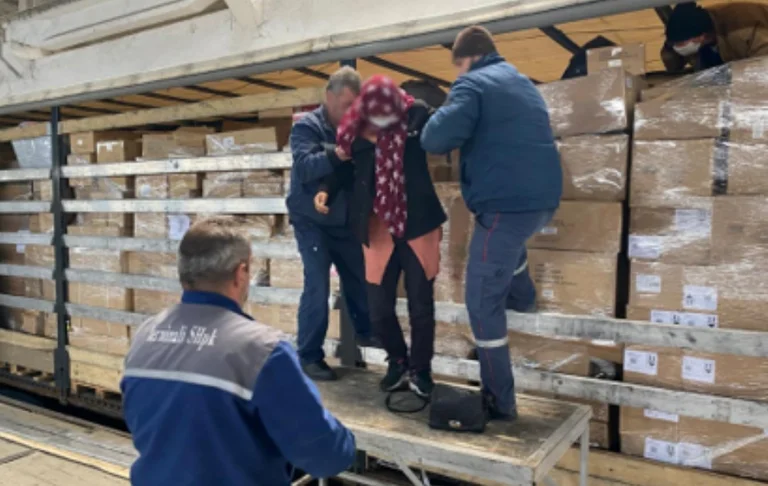 Serbia prohibida en Han, Elez, con 9 inmigrantes en camión