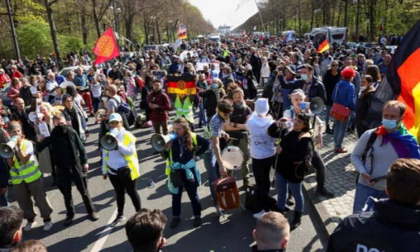 Les Allemands protestent contre une nouvelle loi d'isolement