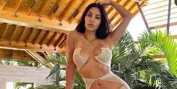 Kim Kardashian parle beaucoup d'une robe ouverte.