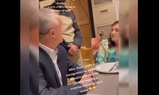 His son dressed as a waiter to surprise his parents after three years of exile