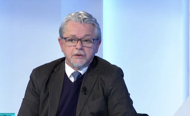 - Oui. Ce gouvernement est obligé d'accepter le compromis, l'association est inévitable