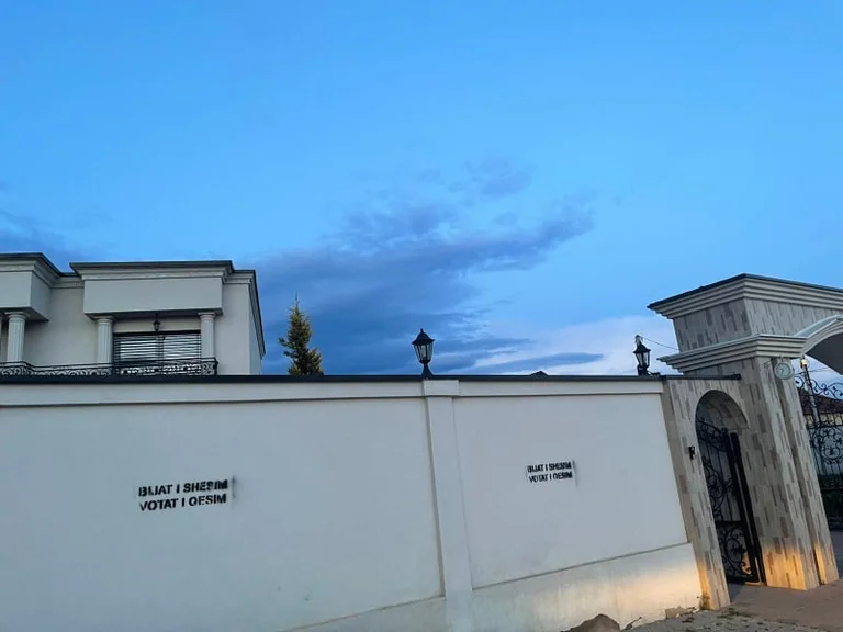 Bijat we sell the vote to station”, place inscriptions on the MP's house, which from the PDK passed to the VV