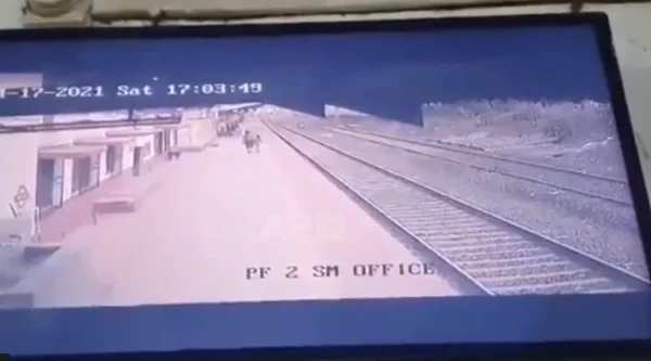 Le moment où le héros a sauvé l'enfant tombé sur les rails
