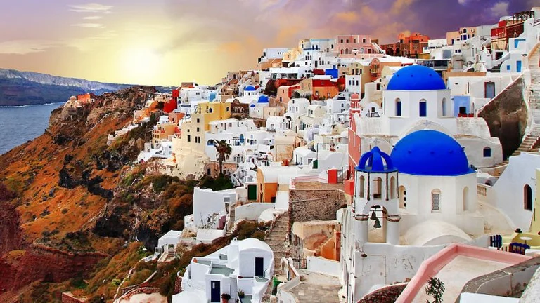 Earthquake hits one of Greece's most popular tourist spots