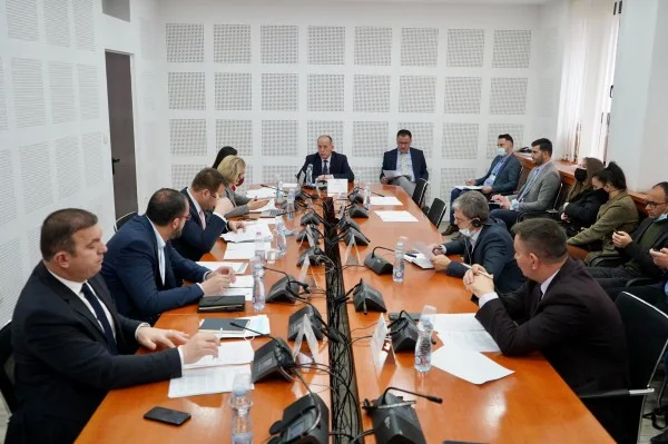 MPs preocupados por que los ciudadanos serbios no pagan electricidad en el norte