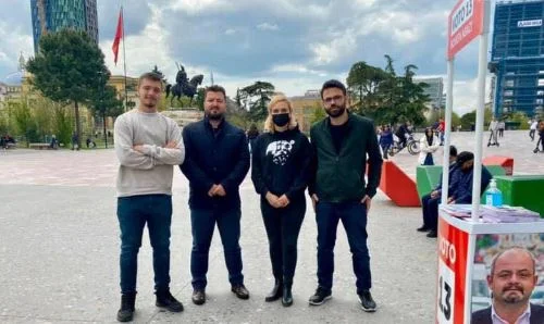 El asistente de Albulen Hadziu se paga en el gobierno, pero se ocupa de la campaña en Albania