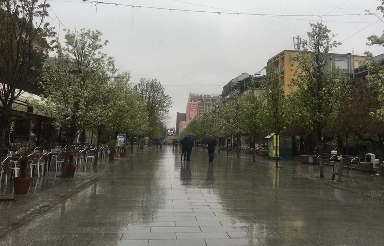 Weather forecast: Holes and Rain
