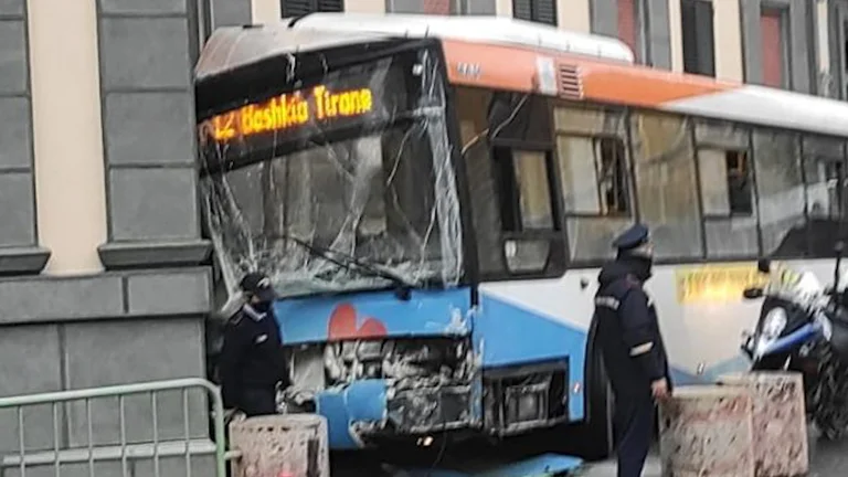 Bus crashed into a car in downtown Tirana, injured