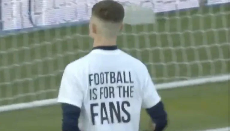 I giocatori di Leeds con un messaggio prima della partita di Liverpool: il calcio è per i tifosi