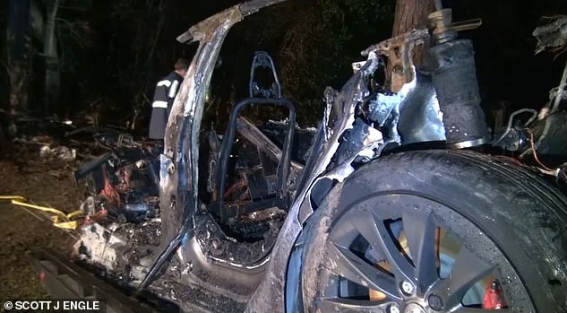 Tesla's driving accident, two people die.