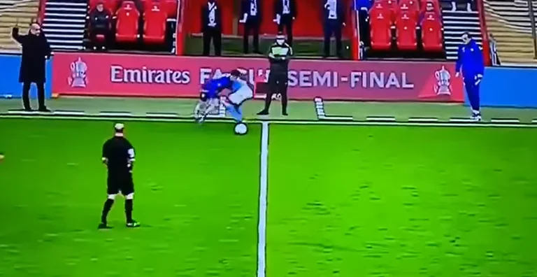 Fernandinho a essayé d'arrêter Mount avec ses mains, ses jambes et ses cheveux, puis il a échoué.