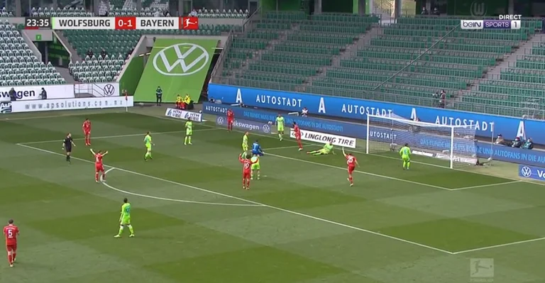 Erreur horrible par le portier, Bayerni marque la deuxième place à Wolfsburg