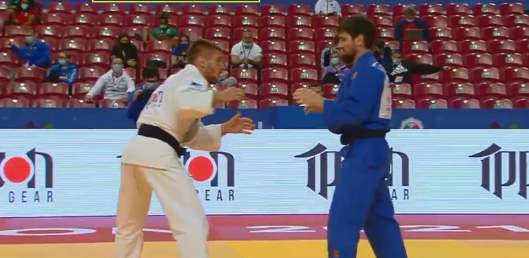 Achille Gjakova en route pour les médailles, se qualifier en demi-finale