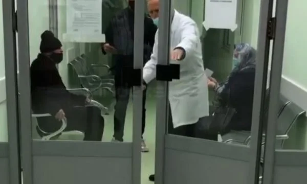 Elle a refusé de traiter son père, ce qui est la demande du garçon pour un médecin