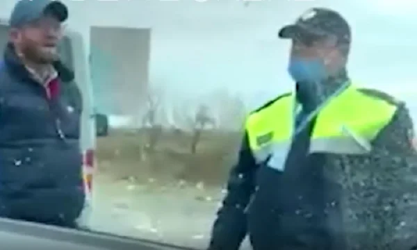 Hakki Abazi von der Polizei auf dem Weg nach Albanien