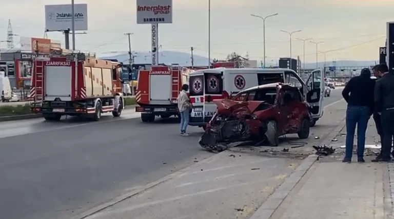 Un accident à la sortie de Pristina, une ambulance et des pompiers ont frappé les lieux