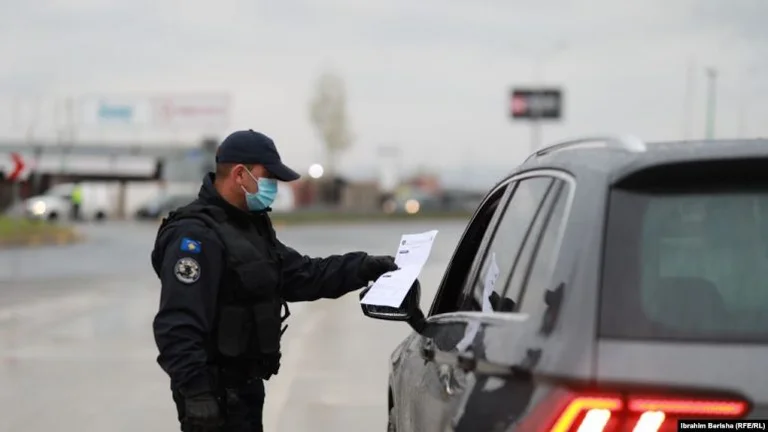 Dentro de un día, la policía pronunció 915 multas por falta de respeto contra los pasos. COVD
