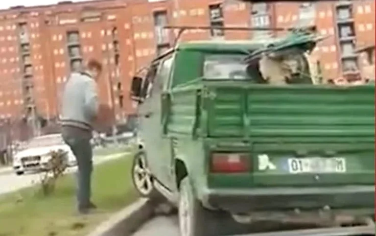 La police du Kosovo traite le chauffeur de camion avec de la verdure sur Facebook