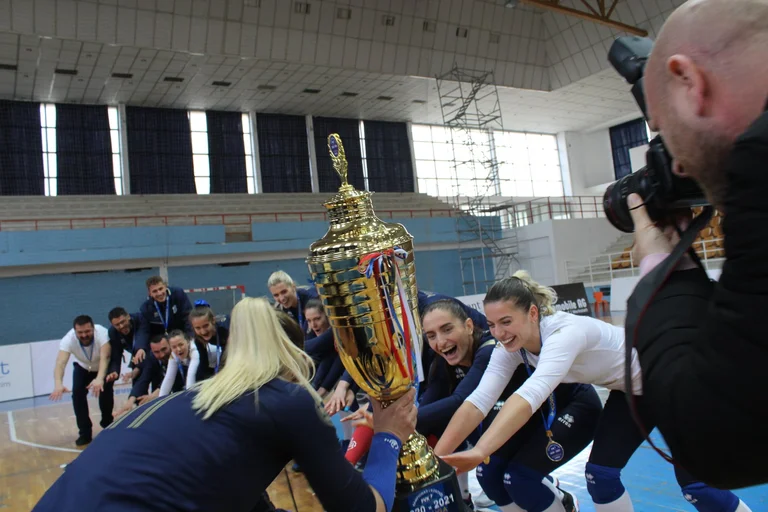 Superleague champion light in volleyball
