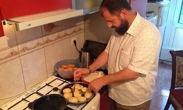 Hodge photo Shefqet Krasniqi published from the kitchen makes lyokuma for iftar