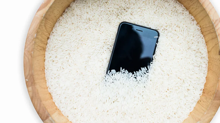 Non, le riz ne marche pas. Où mettre le téléphone si l'eau endommage