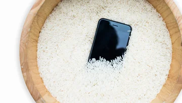 No, rice doesn't work: Where to put the phone if water damage